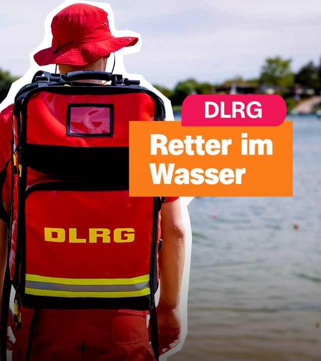 Ein Mann und eine Frau in roter Uniform sind von hinten zu sehen, sie schauen auf einen Badesee im Hintergrund. Rechts der Text: "DLRG. Retter im Wasser."