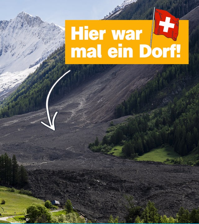 Im oberen Bildbereich steht in einem gelben Kasten der Text: "Hier war mal ein Dorf!", daneben eine kleine Schweizer Flagge. Ein Pfeil zeigt auf die zerstörte Fläche im Tal. Im Hintergrund sieht man schneebedeckte Berge und grüne Wälder.