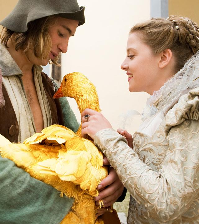 Die goldene Gans hat Dummling (Jeremy Mockridge) und Prinzessin Luise (Jella Haase) zusammengebracht.