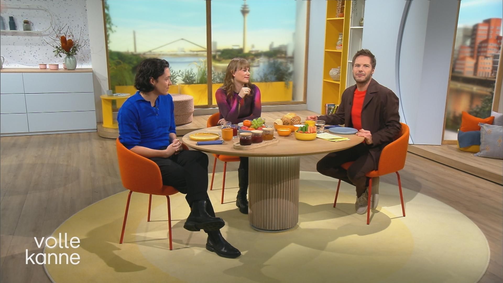 Jan Tsien Beller und Anna Hausburg sitzen mit Florian Weiss am "Volle Kanne"-Frühstückstisch