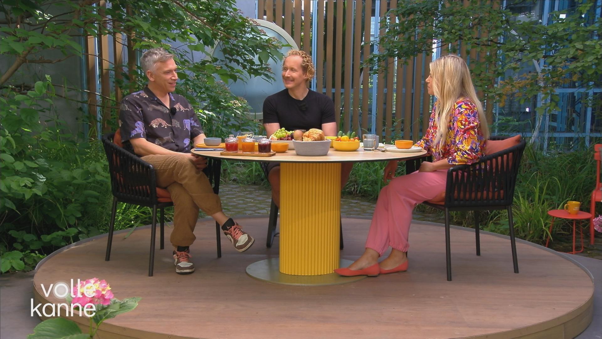 Basti Campmann und Flo Peil von "Kasalla" mit Nadine Krüger am "Volle Kanne"-Frühstückstisch
