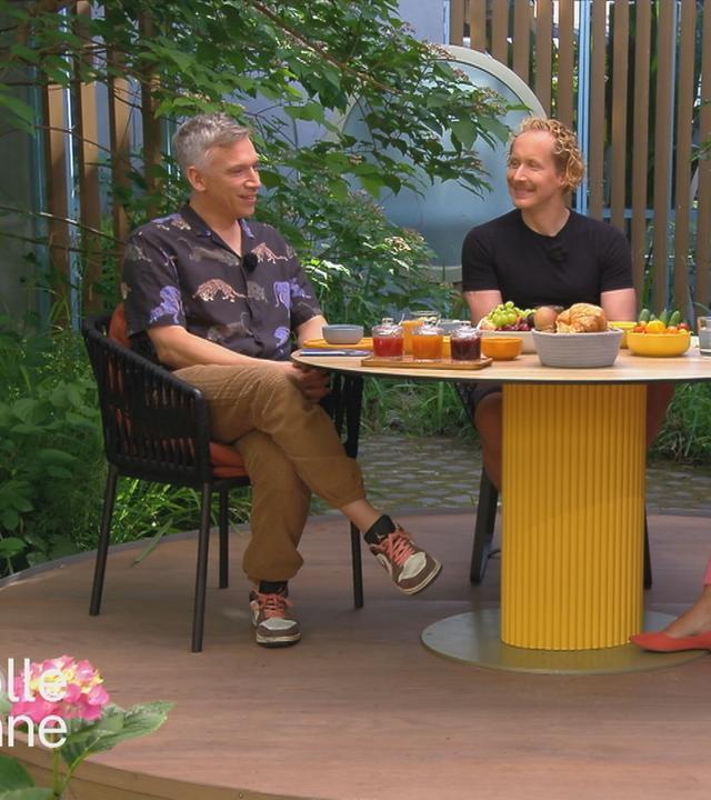Basti Campmann und Flo Peil von "Kasalla" mit Nadine Krüger am "Volle Kanne"-Frühstückstisch