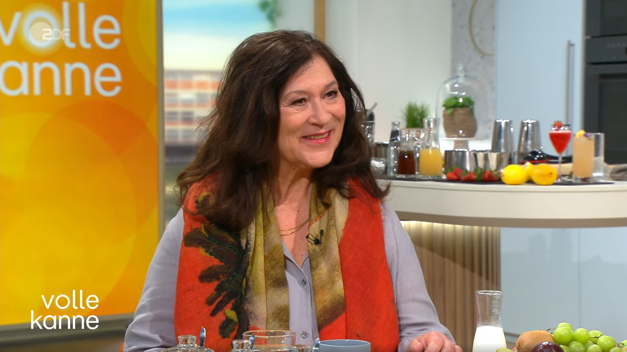 Eva Mattes am Volle Kanne Frühstückstisch