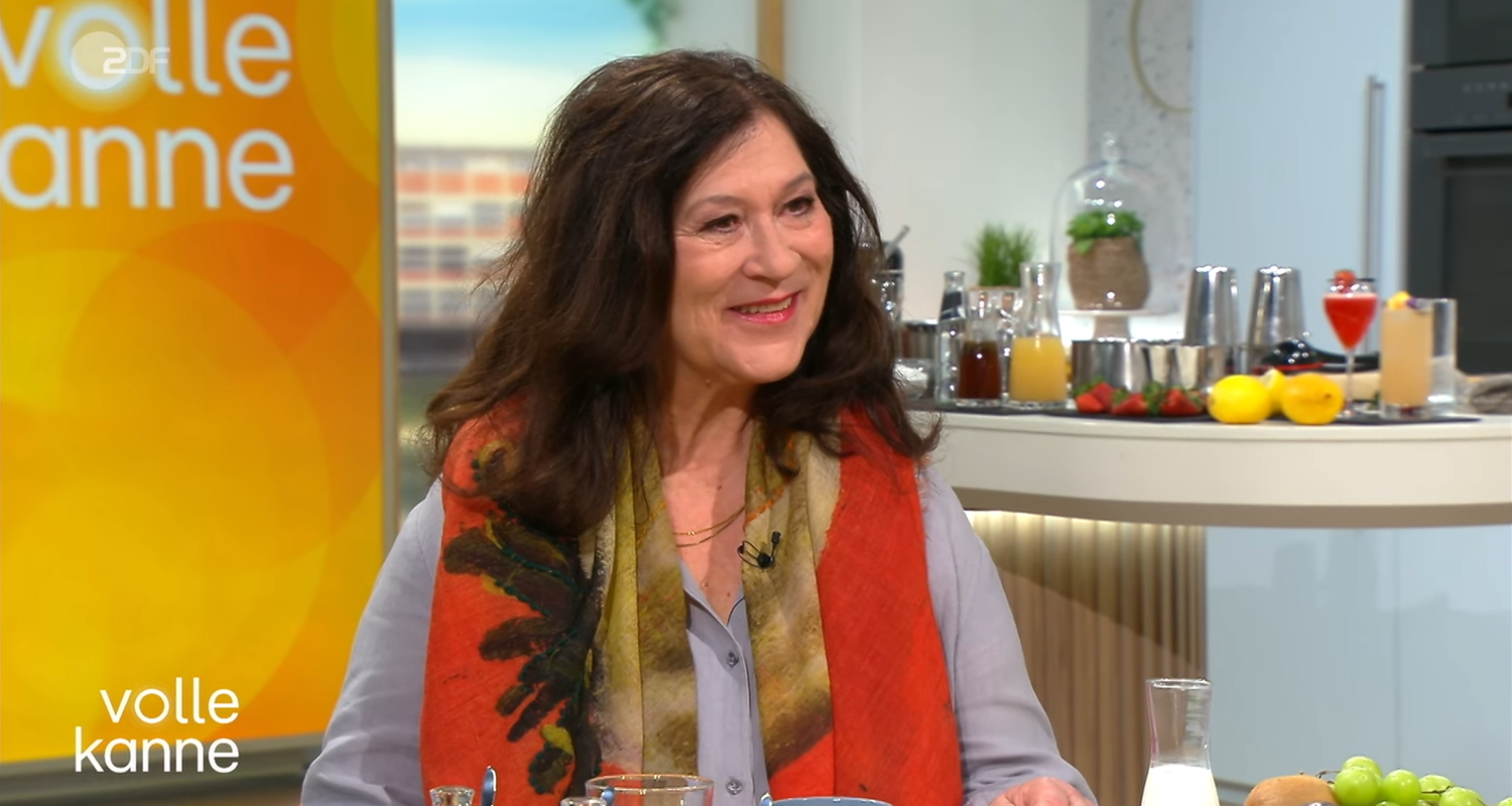 Eva Mattes am Volle Kanne Frühstückstisch