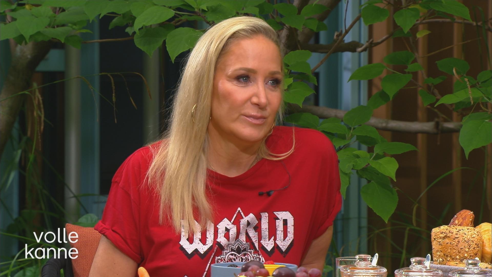 Janine Kunze am "Volle Kanne"-Früstückstisch