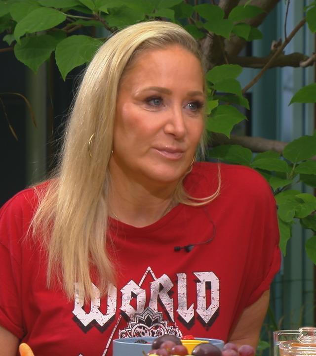 Janine Kunze am "Volle Kanne"-Früstückstisch
