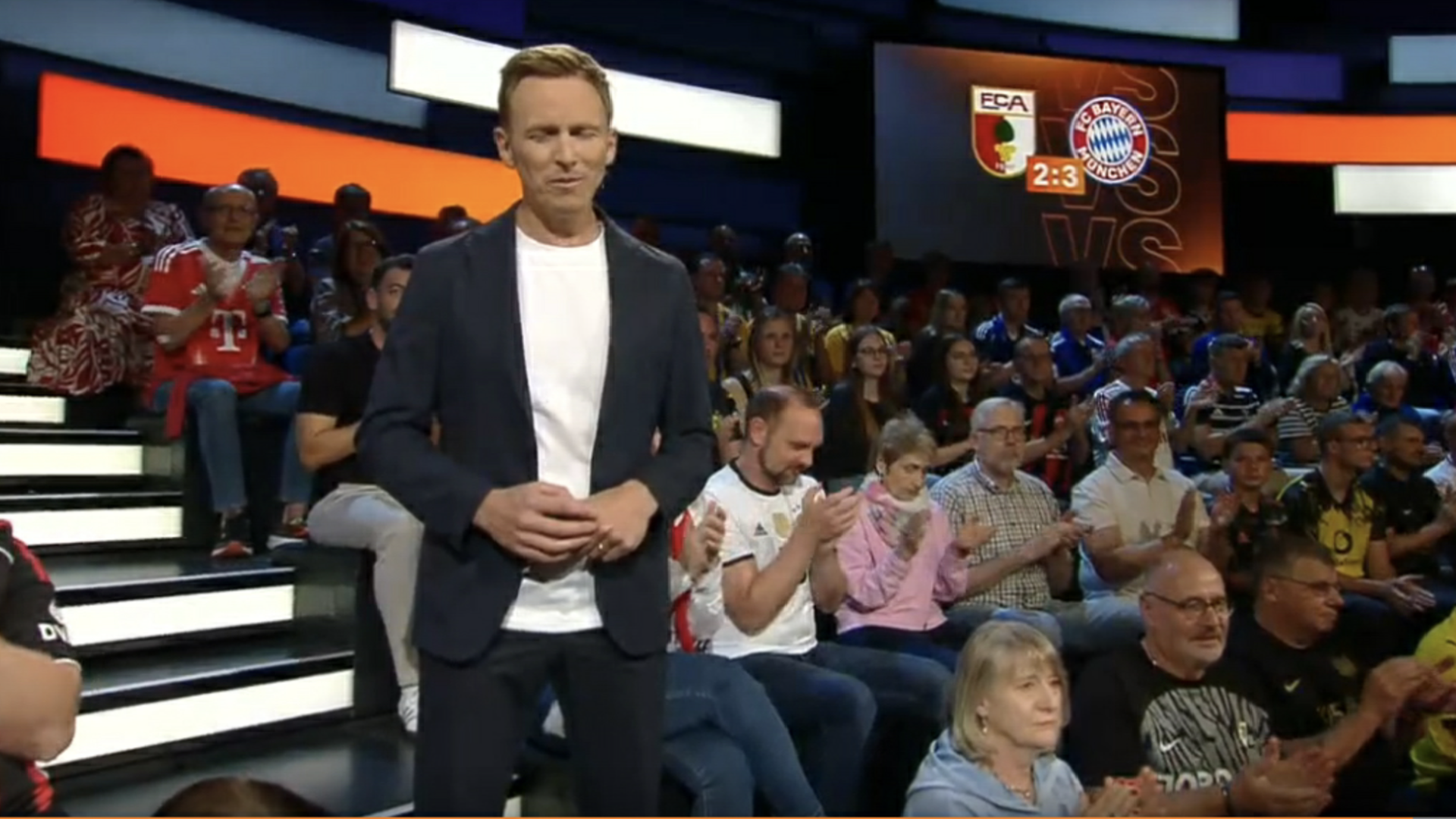 Jochen Breyer steht vor dem "sportstudio"-Publikum. 