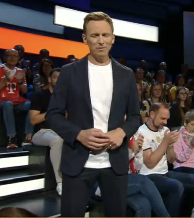 Jochen Breyer steht vor dem "sportstudio"-Publikum. 