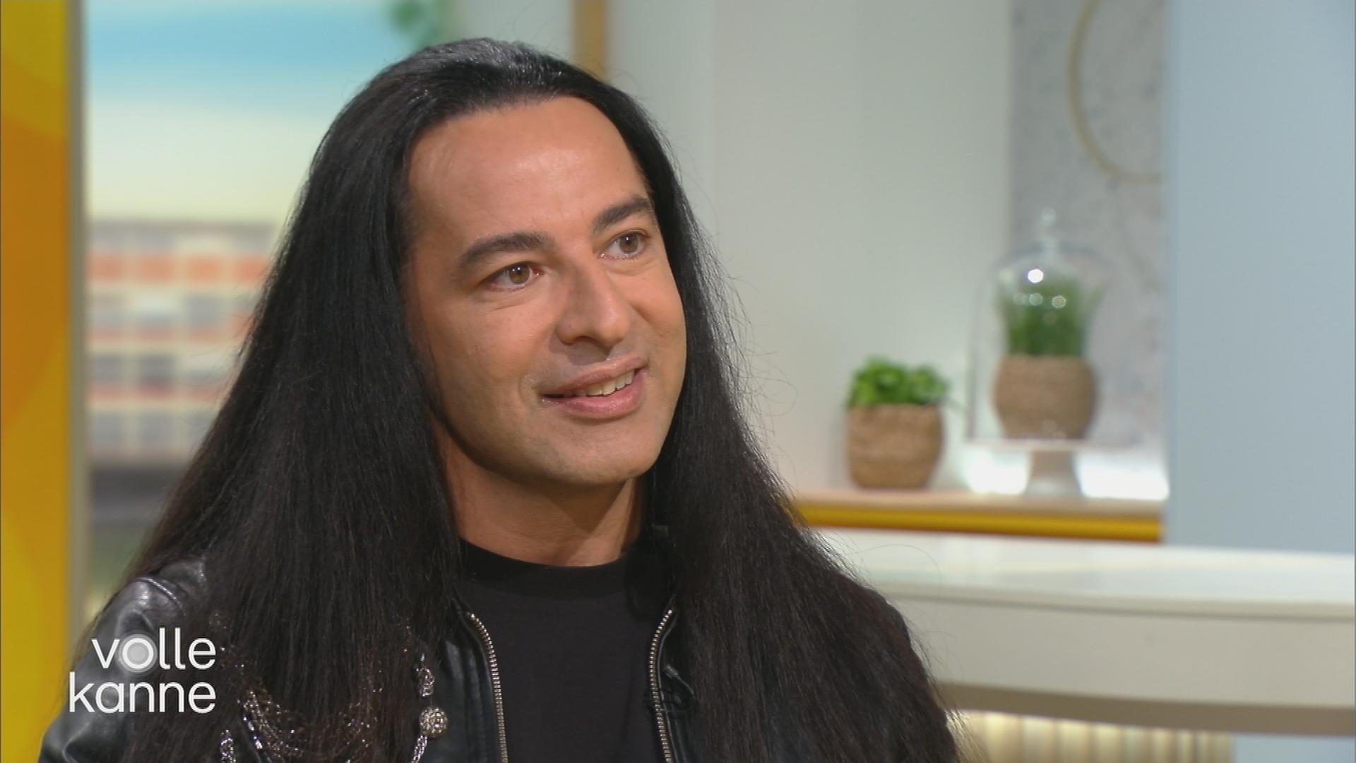 Bülent Ceylan sitzt am "Volle Kanne"-Frühstückstisch