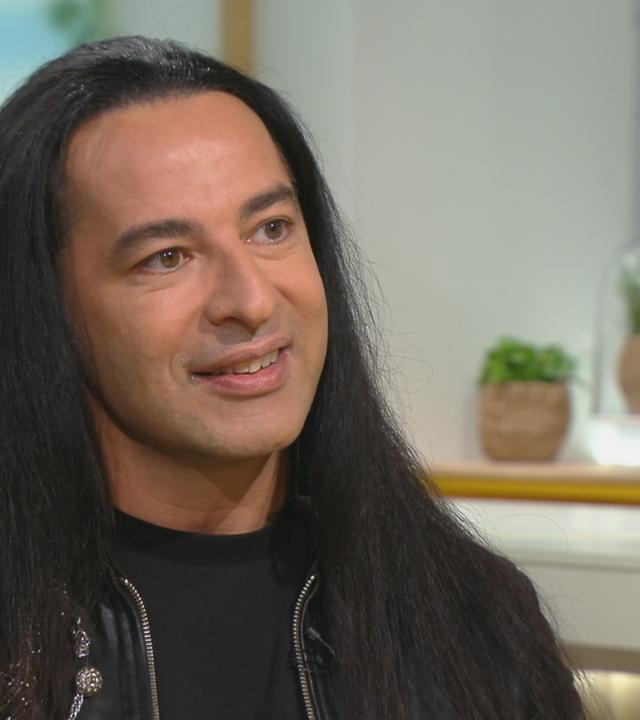 Bülent Ceylan sitzt am "Volle Kanne"-Frühstückstisch