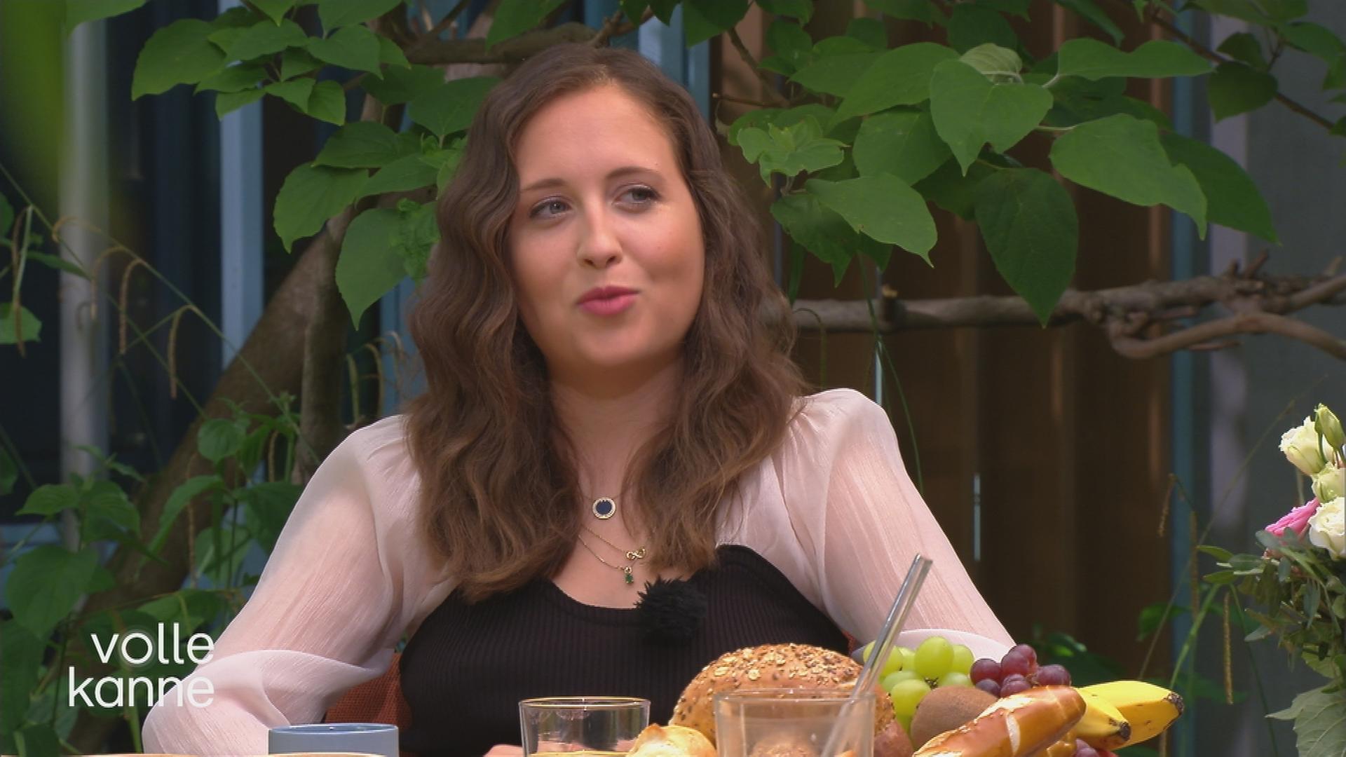 Alice Merton zu Gast am "Volle Kanne"-Frühstückstisch.