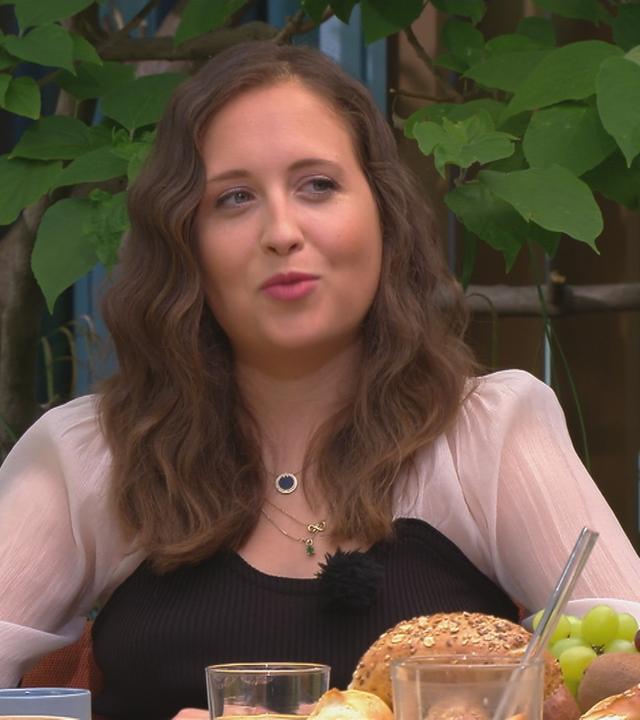 Alice Merton zu Gast am "Volle Kanne"-Frühstückstisch.