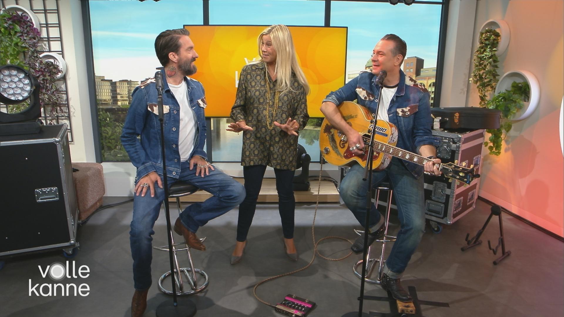 "The BossHoss" beim Musizieren mit Nadine Krüger