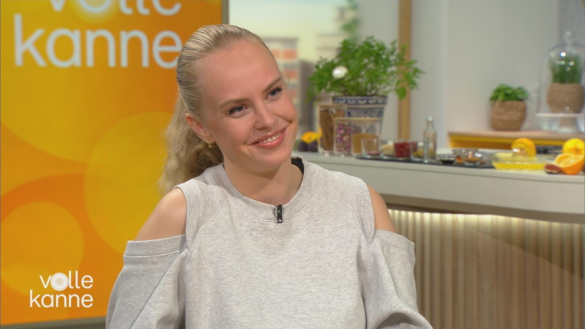 Clara Lösel am "Volle Kanne"-Früstückstisch