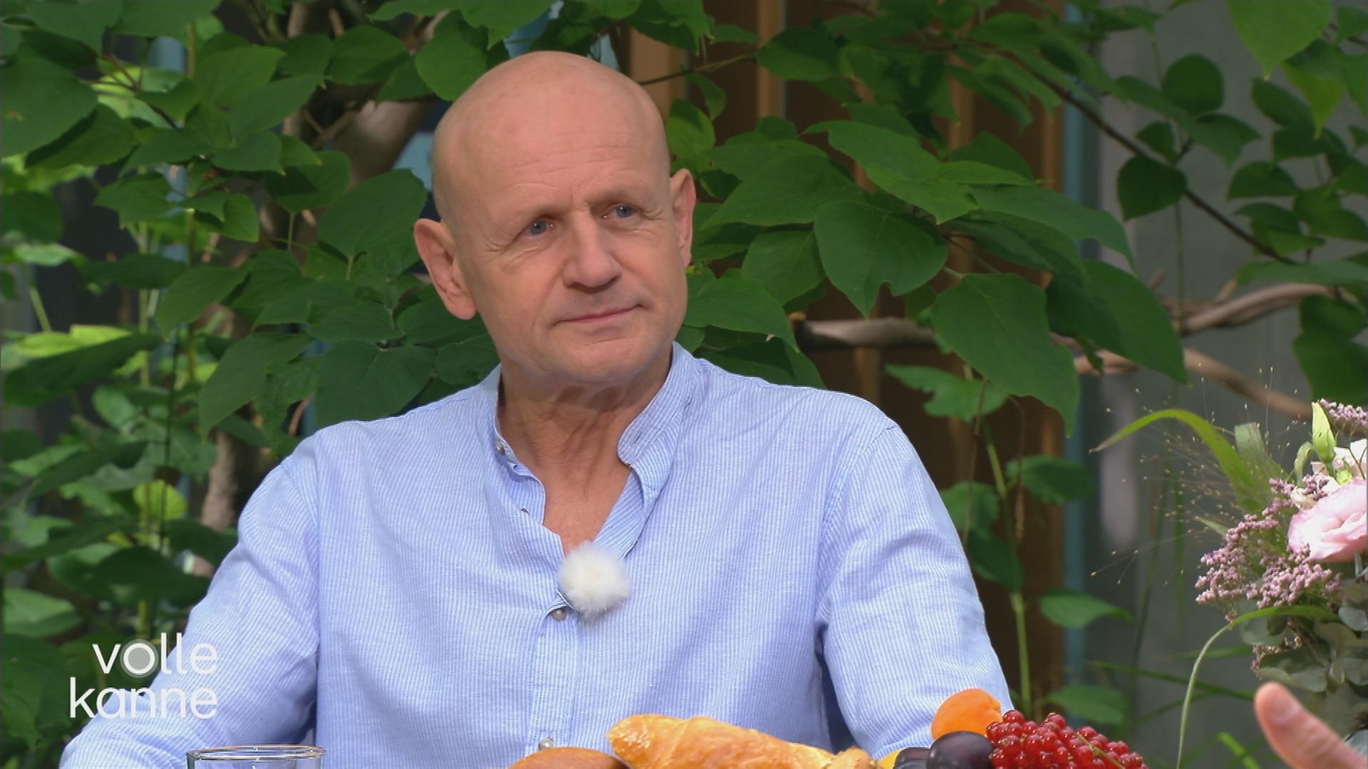 Oliver Stokwoski am Tisch