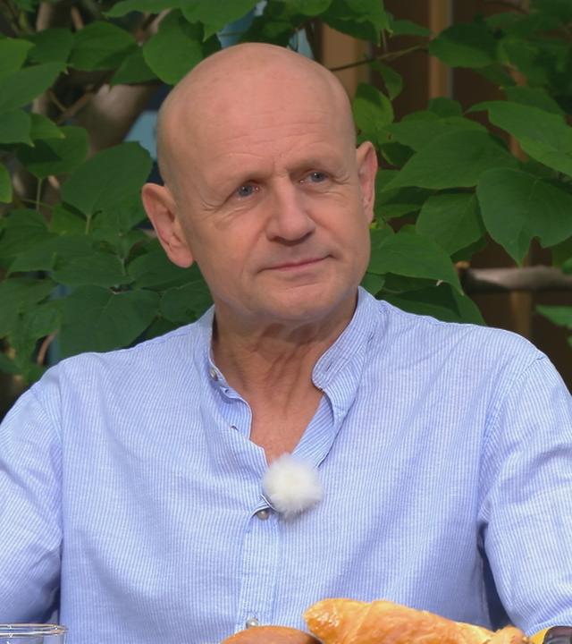 Oliver Stokwoski am Tisch