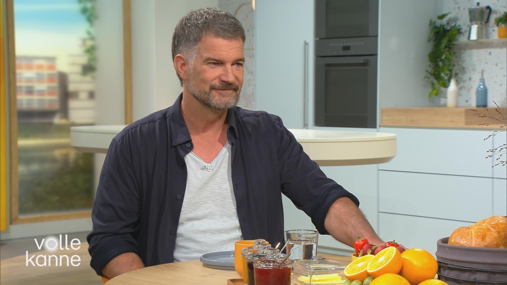 Simon Böer am "Volle Kanne"-Frühstückstisch