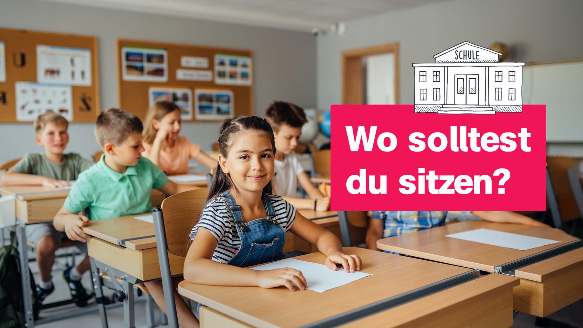 Schüler sitzen in einem Klassenraum, darauf steht "Wo solltest du sitzen?"
