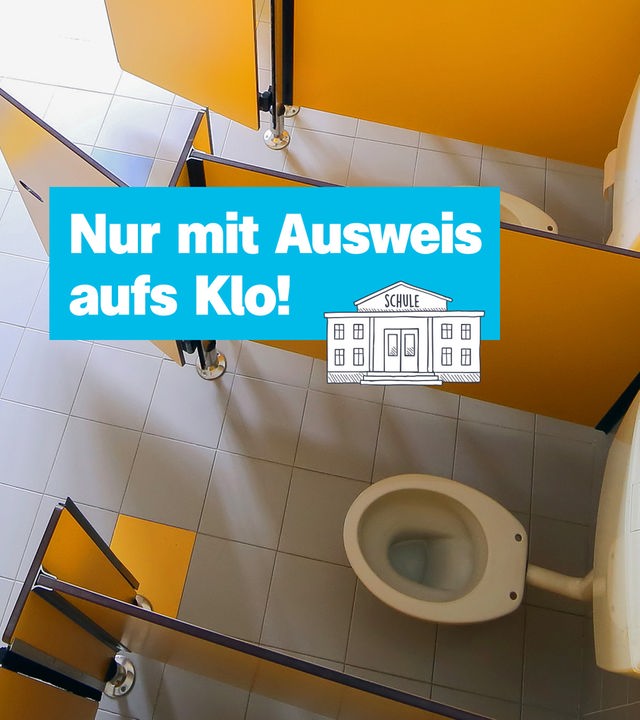 Eine saubere Schultoilette von oben. Die Kabinenwände sind gelb-orange, der Boden ist gefliest in hellgrau mit ein paar bunten Fliesen in Blau und Gelb. In der Bildmitte ist ein blauer Kasten mit weißem Text: "Nur mit Ausweis aufs Klo!" Daneben ist eine gezeichnete Schule abgebildet.
