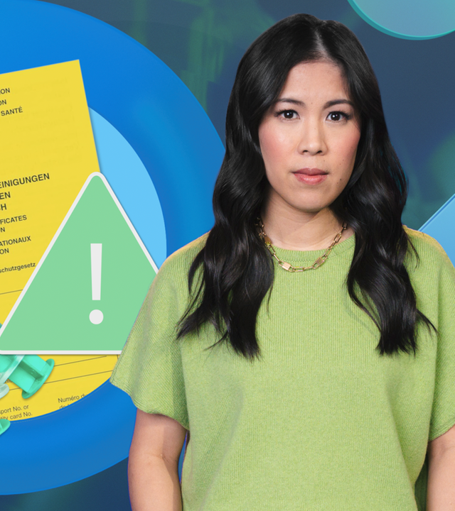 Mai Thi Nguyen-Kim schaut besorgt in die Kamera. Sie steht vor einem blau-grün-gemusterten Hintergrund, links von ihr zeigt eine Grafik einen Impfpass, zwei Spritzen und ein Warndreieck.