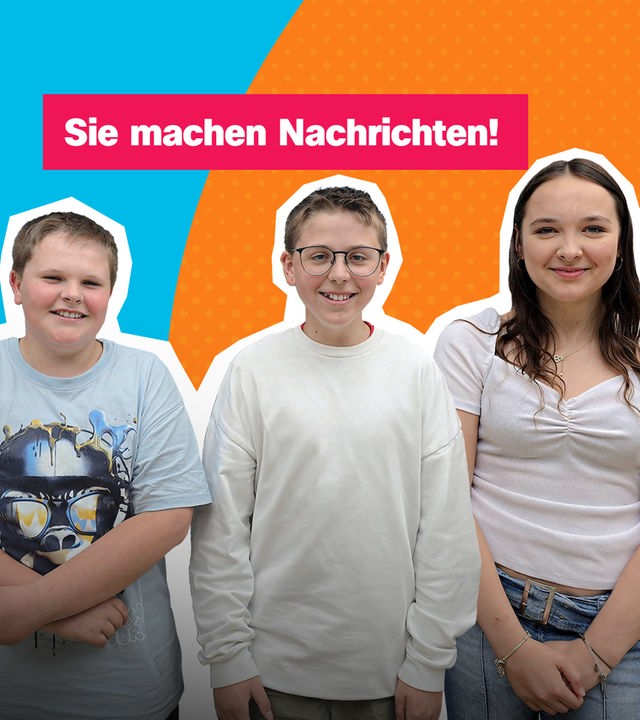 Vier Kinder stehen vor orange-blauem Hintergrund und lächeln in die Kamera. Mittig der Text: "Sie machen Nachrichten!"