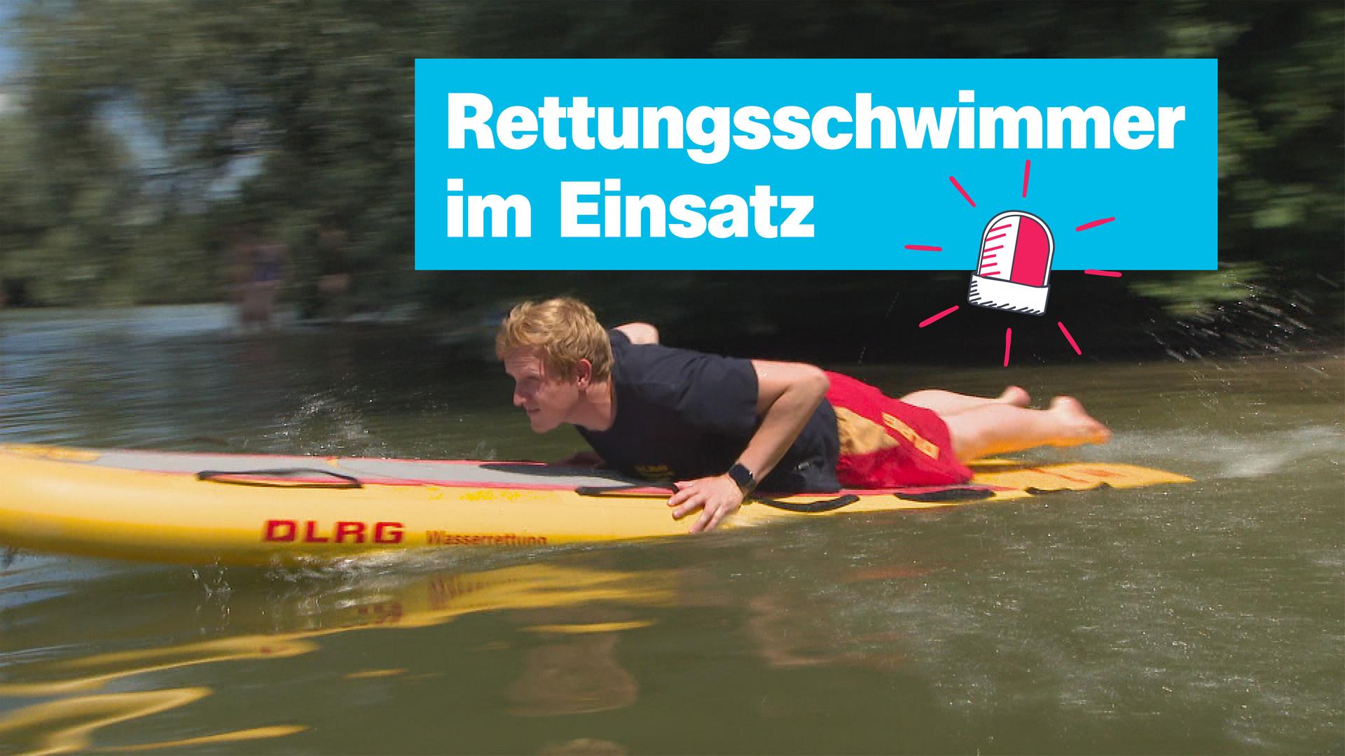 Ein Rettungsschwimmer liegt mit dem Bauch auf einem Surfbrett. Darüber der Schriftzug:"Rettungsschwimmer im Einsatz" und eine gezeichnete Warnleuchte. 
