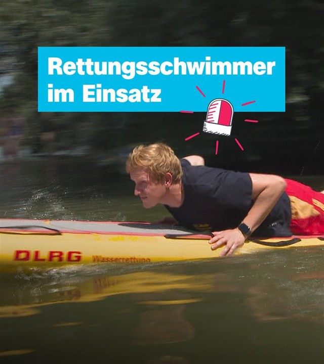 Ein Rettungsschwimmer liegt mit dem Bauch auf einem Surfbrett. Darüber der Schriftzug:"Rettungsschwimmer im Einsatz" und eine gezeichnete Warnleuchte. 