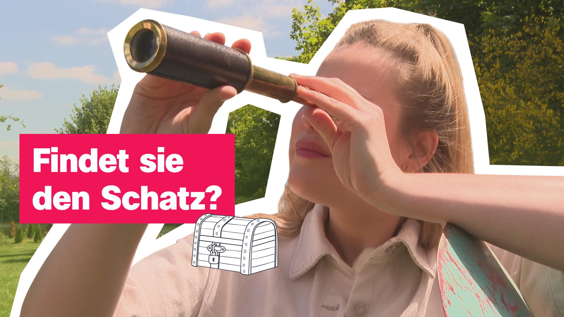 Eine blonde Frau schaut durch ein altmodisches Fernrohr.