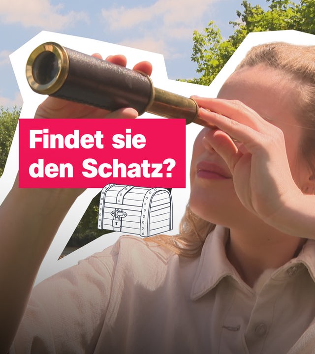 Eine blonde Frau schaut durch ein altmodisches Fernrohr.