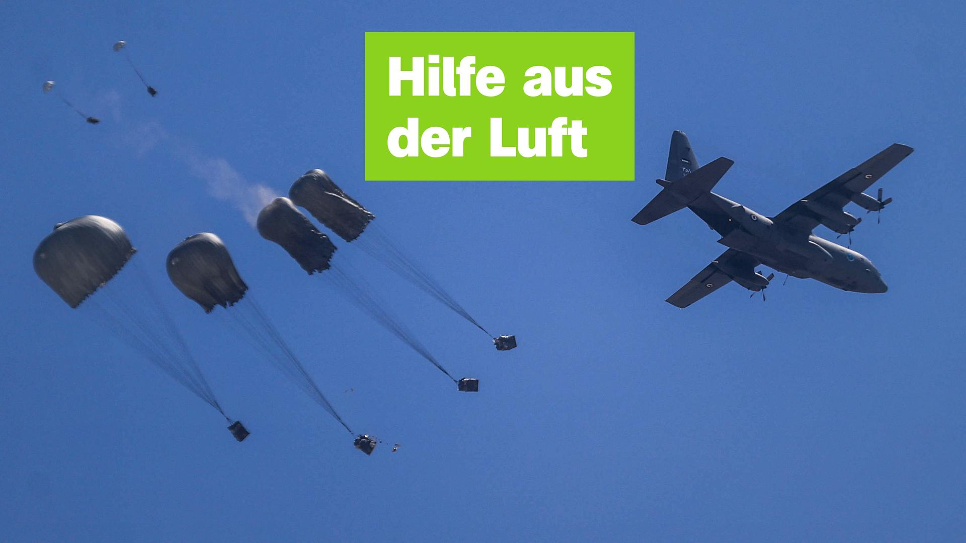Ein Flugzeug fliegt über Paketen, die es gerade abgeworfen hat und die an Fallschirmen zu Boden segeln. Mittig der Text: "Hilfe aus der Luft".