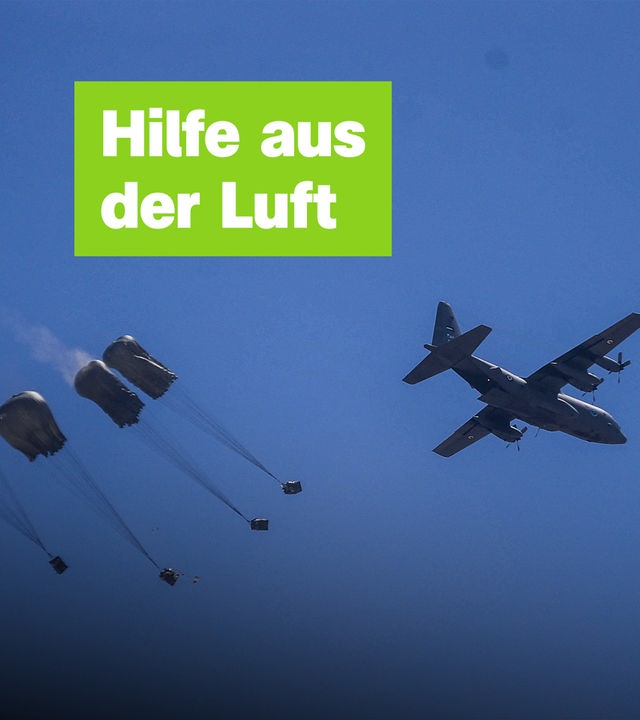 Ein Flugzeug fliegt über Paketen, die es gerade abgeworfen hat und die an Fallschirmen zu Boden segeln. Mittig der Text: "Hilfe aus der Luft".