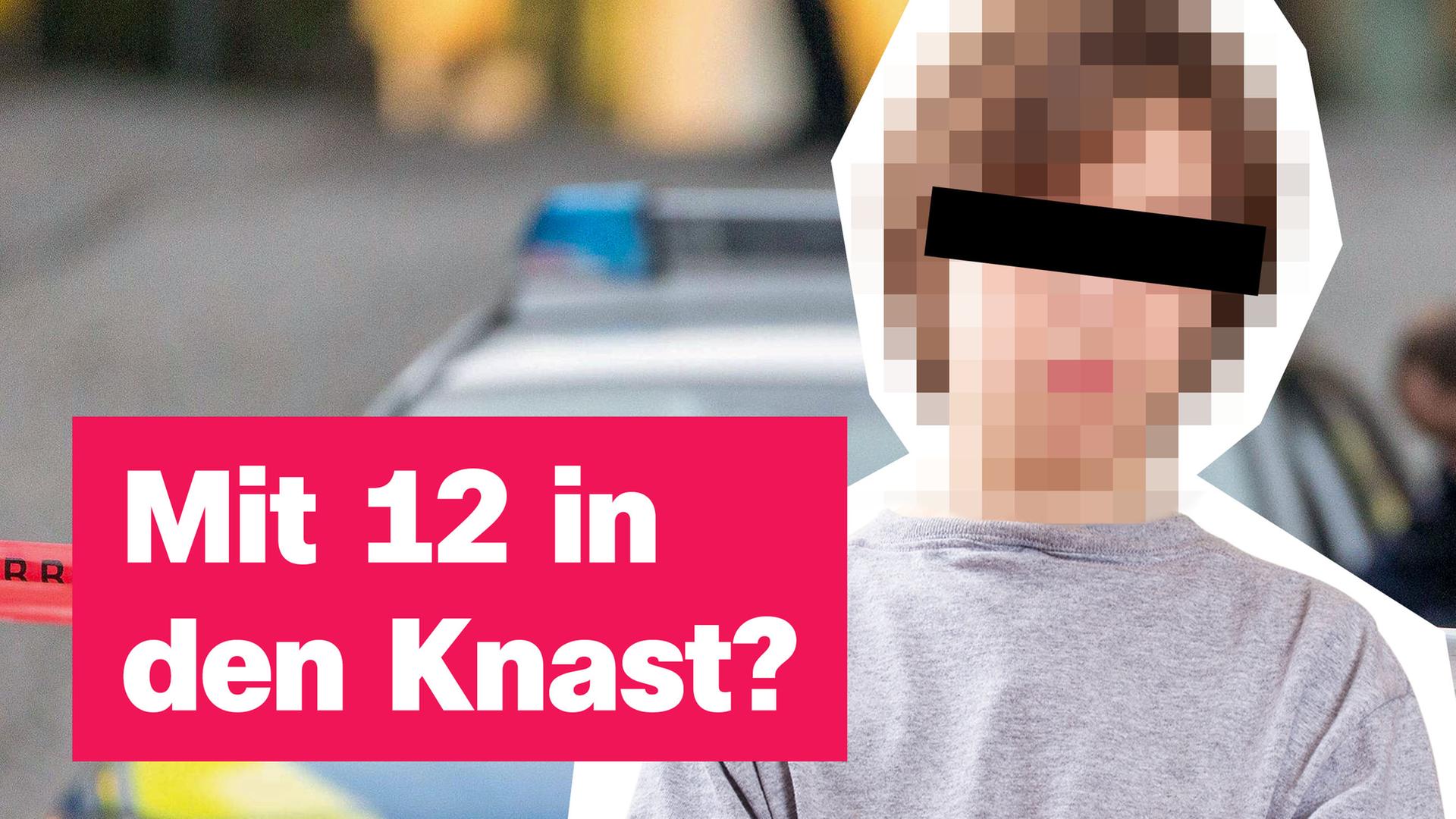 Ein Junge, dessen Gesicht unkenntlich gemacht wurde, steht mit verschränkten Armen vor einem Polizeiauto. Links von ihm der Text "Mit 12 in den Knast?"