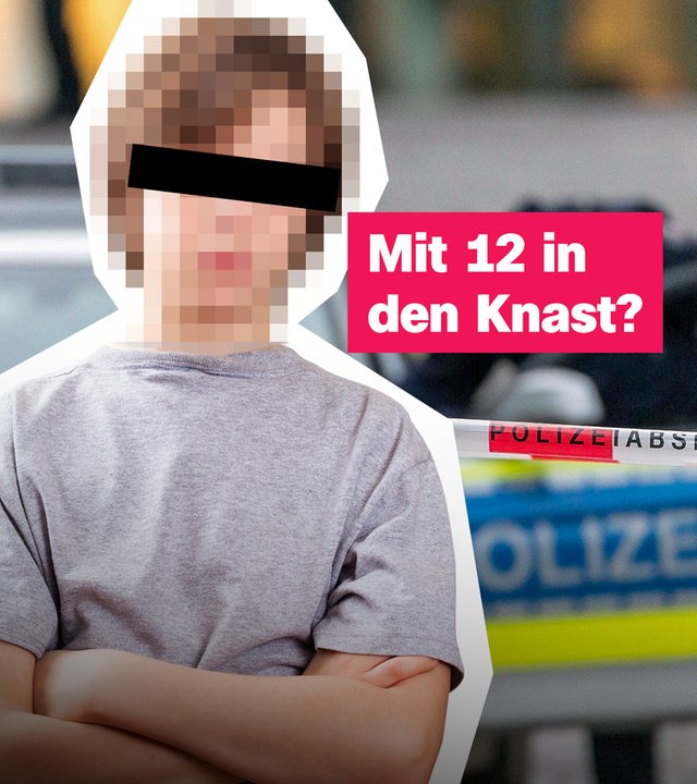 Ein Junge, dessen Gesicht unkenntlich gemacht wurde, steht mit verschränkten Armen vor einem Polizeiauto. Links von ihm der Text "Mit 12 in den Knast?"