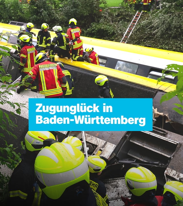 Ein auf der Seite liegender Zug im Grünen. Arbeiter mit gelben Helmen haben sich um ihn versammelt. Links der Text "Zugunglück in Baden-Württemberg".