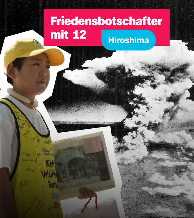 Ein 12-Jähriger Touristen-Guidet mit Erklärbildern in der Hand. Im Hintergrund sieht man die Explosion der Atombombe in Hiroshima vor 80 Jahren.