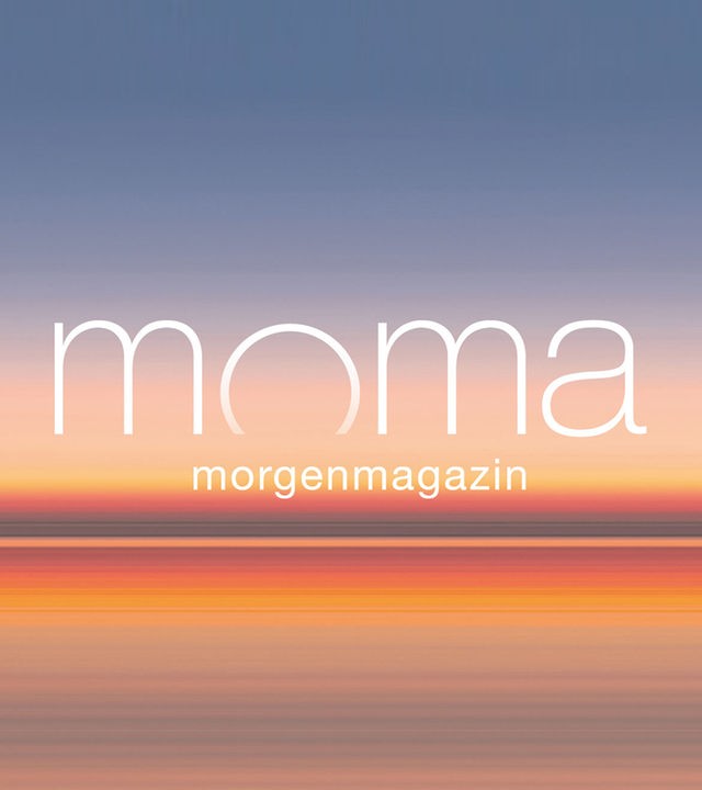 Der Schriftzug "moma Morgenmagazin" steht vor einem Farbverlauf, der an einen Sonnenaufgang erinnert.