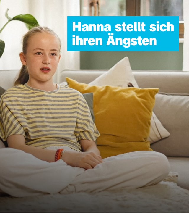 Hanna sitzt auf dem Sofa