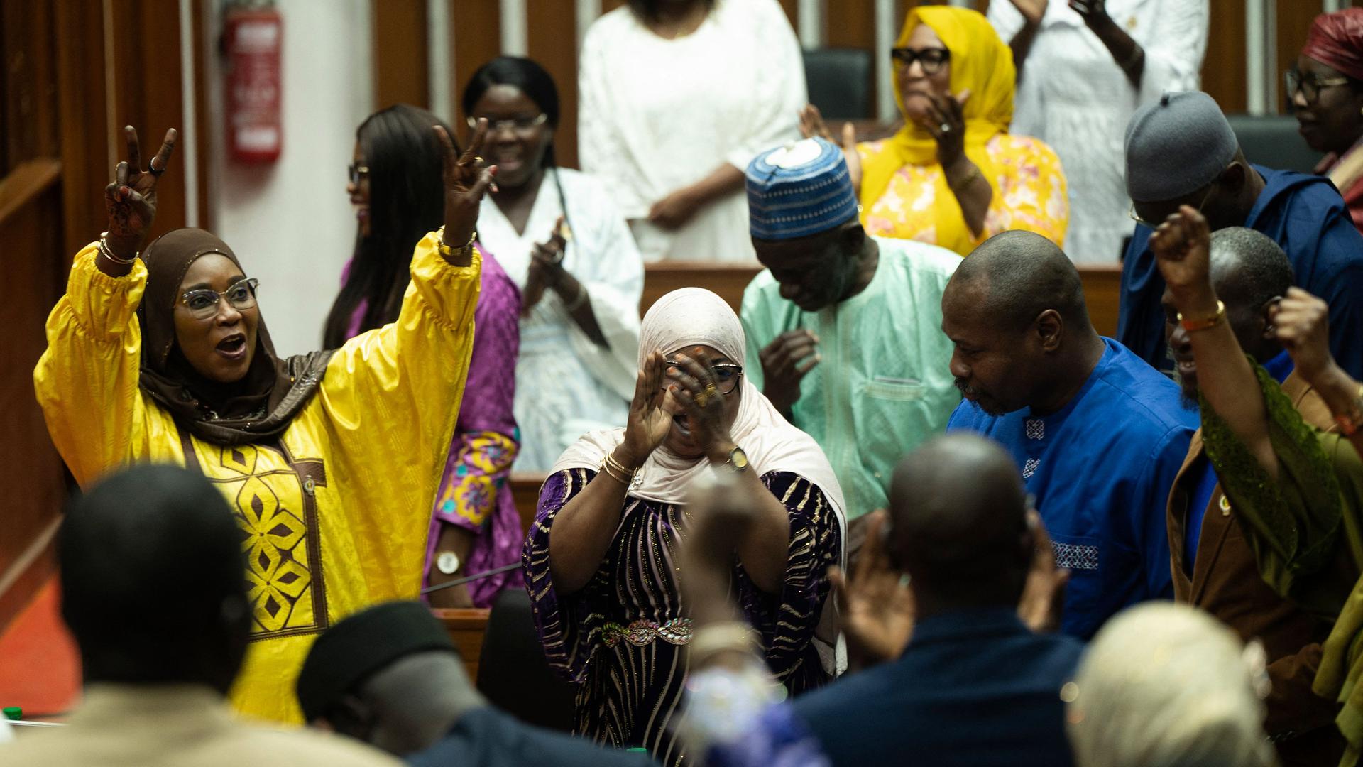 Die Abgeordneten der Mehrheit feiern nach der Verabschiedung eines Gesetzes in der Nationalversammlung in Dakar.