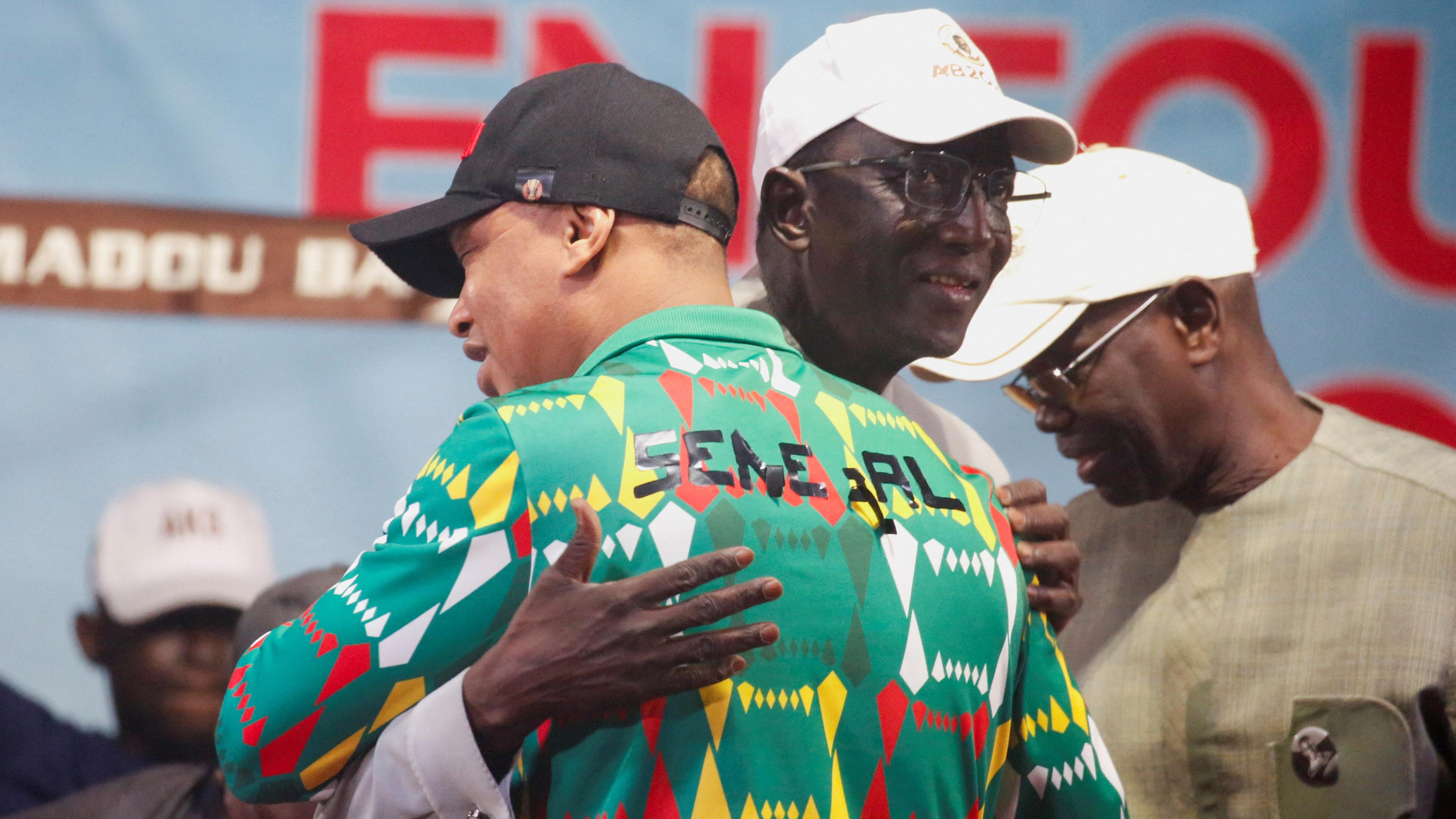Senegals Präsident Macky Sall umarmt seinen Spitzenkandidaten Amadou Ba.