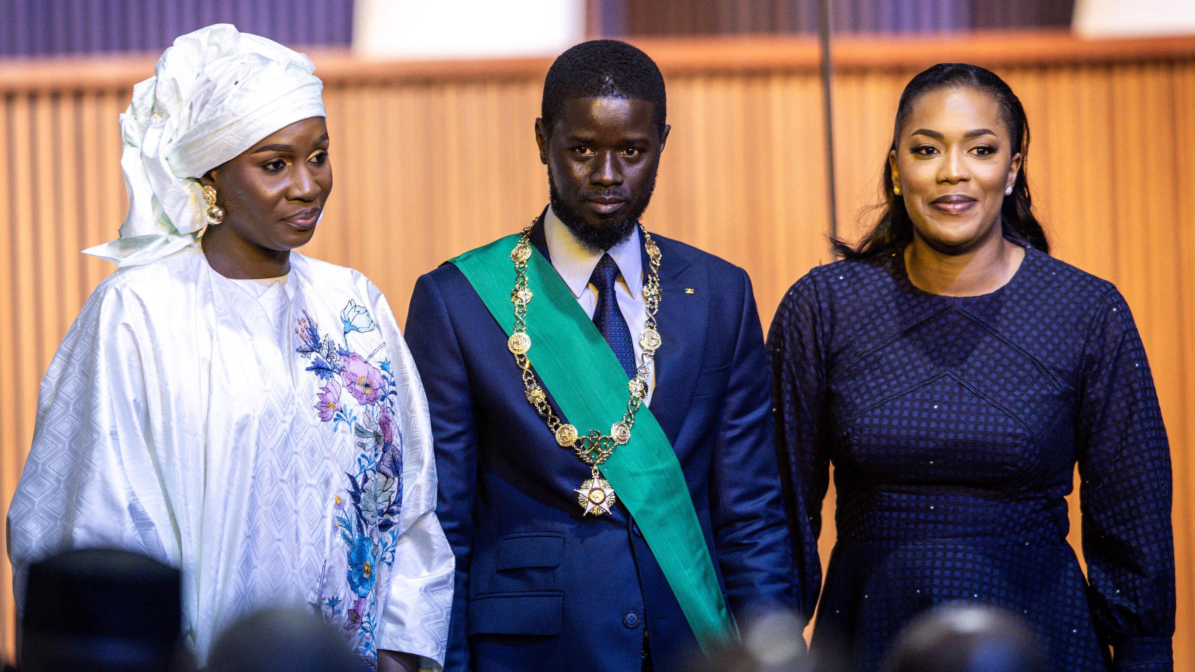 Senegals Präsident Bassirou Diomaye Faye (m) und seine beiden Ehefrauen Marie Khone Faye (l) und Absa Faye (r).