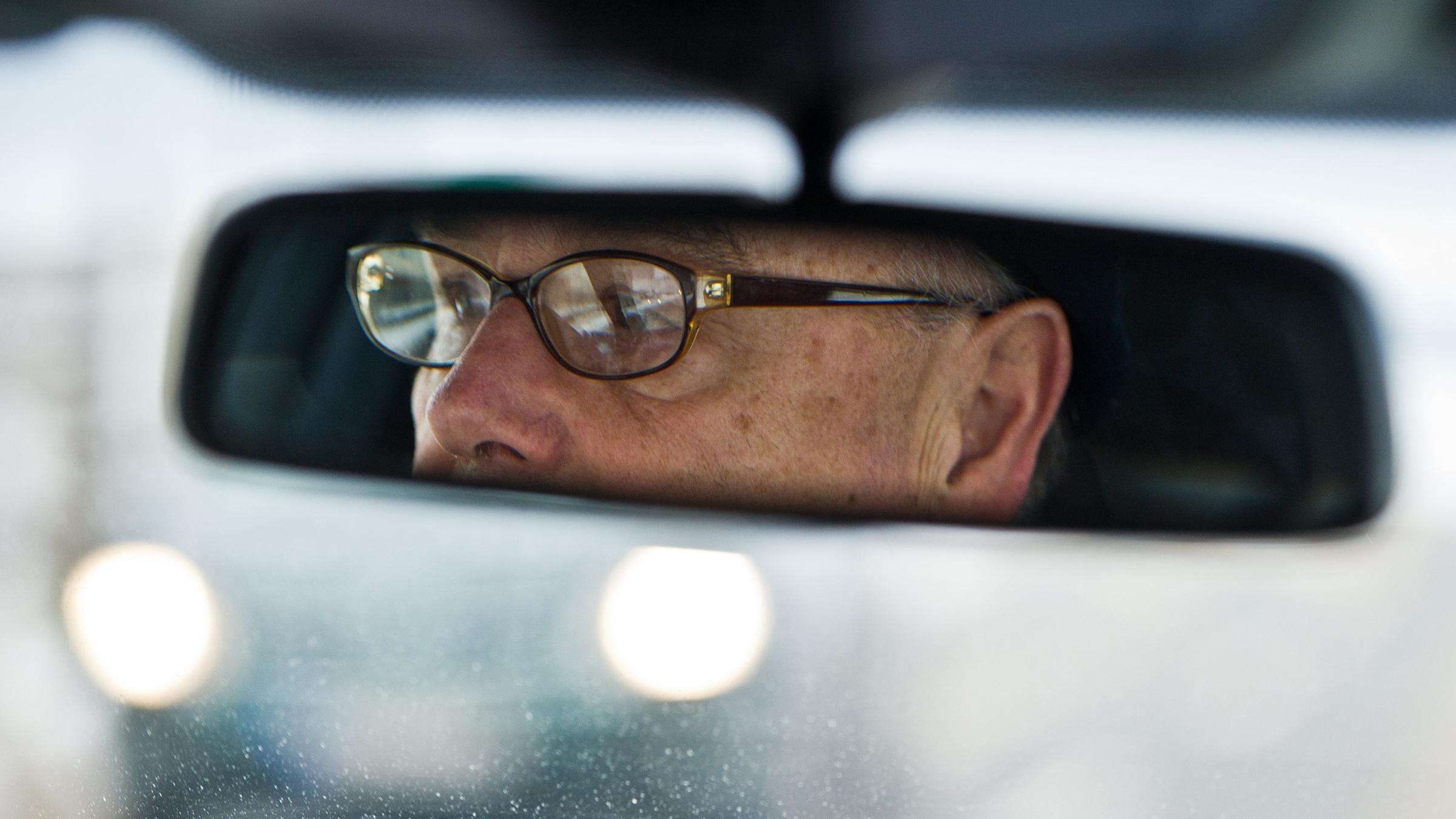 67-jährige Rentner im Rückspiegel seines Autos