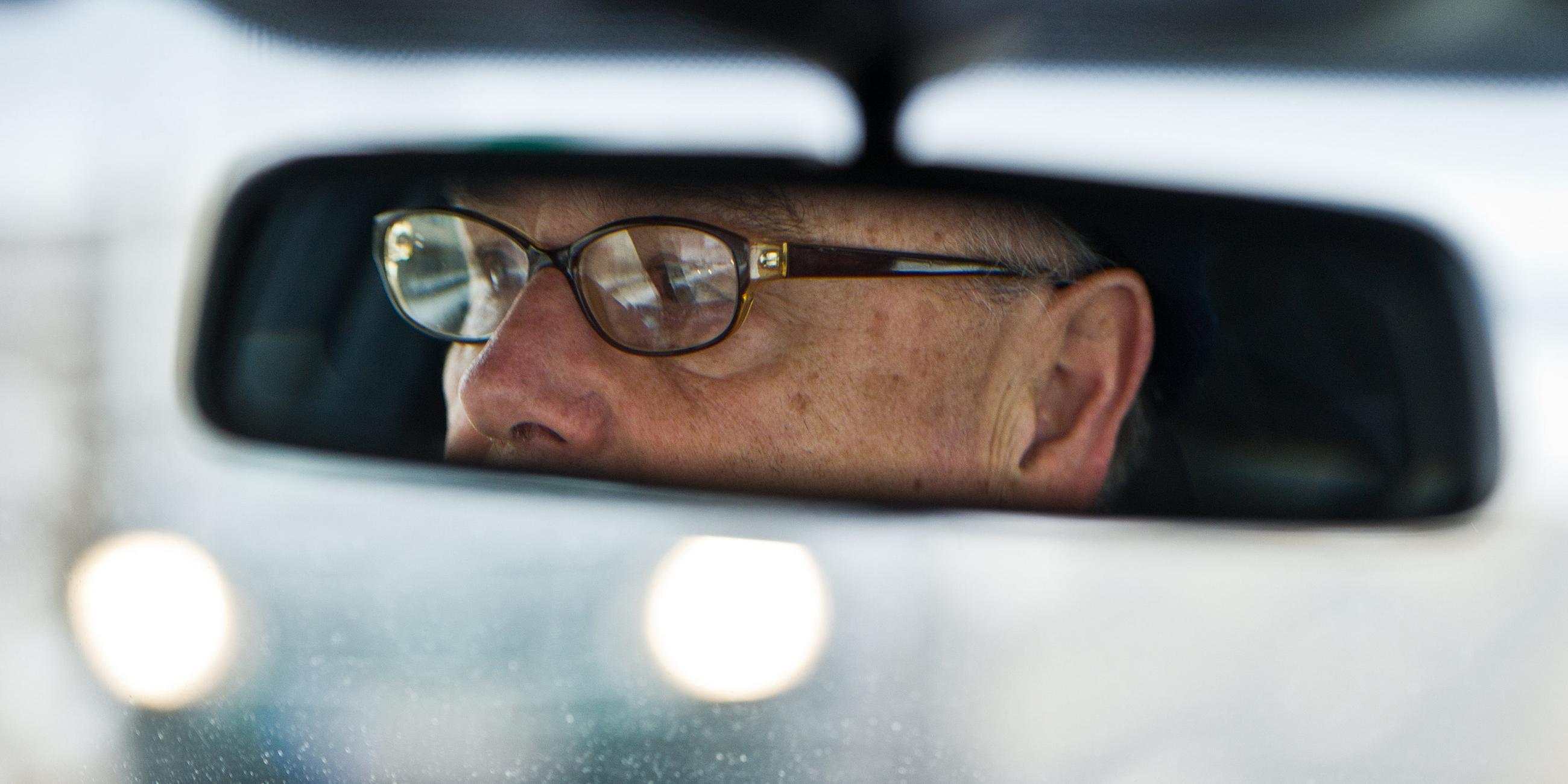 67-jährige Rentner im Rückspiegel seines Autos