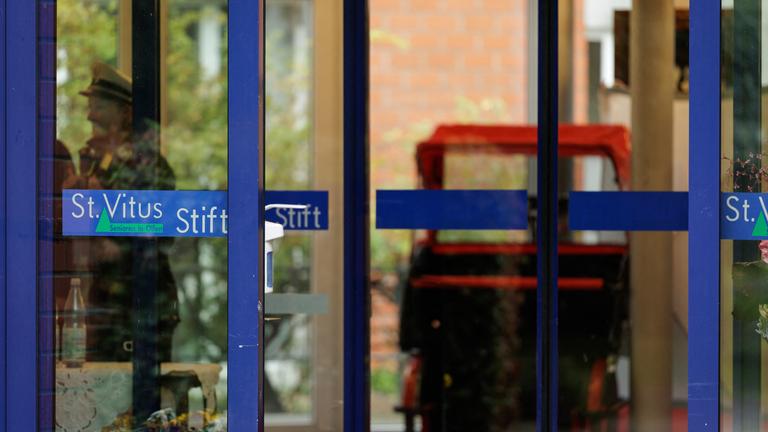 17.10.2026, Nordrhein-Westfalen, Olfen: Polizeibeamte stehen im Eingangsbereich des Seniorenheims St. Vitus Stift.