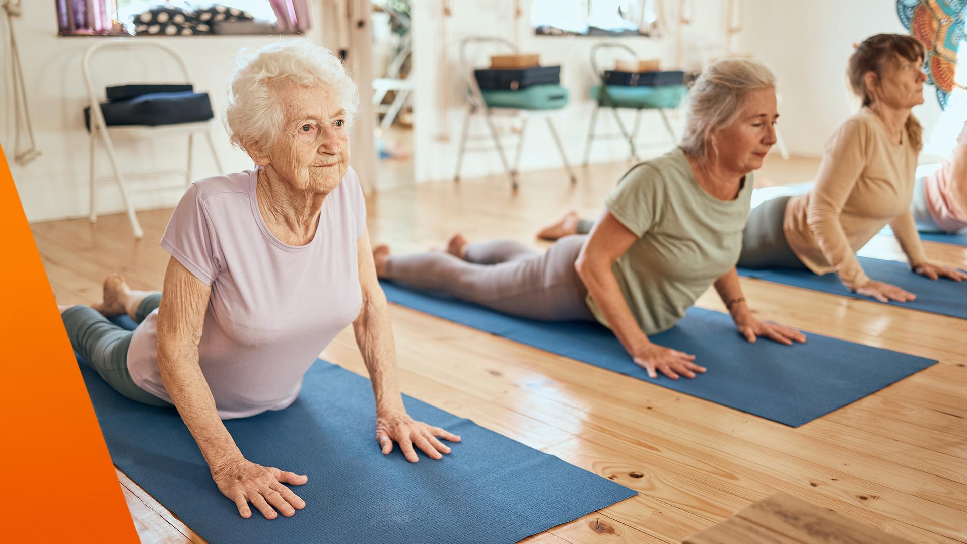Seniorinnen beim Yoga