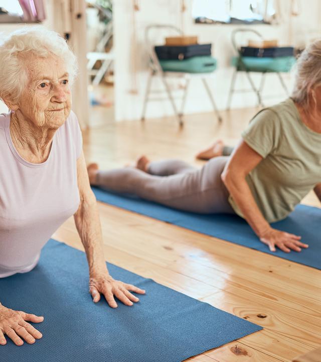 Seniorinnen beim Yoga