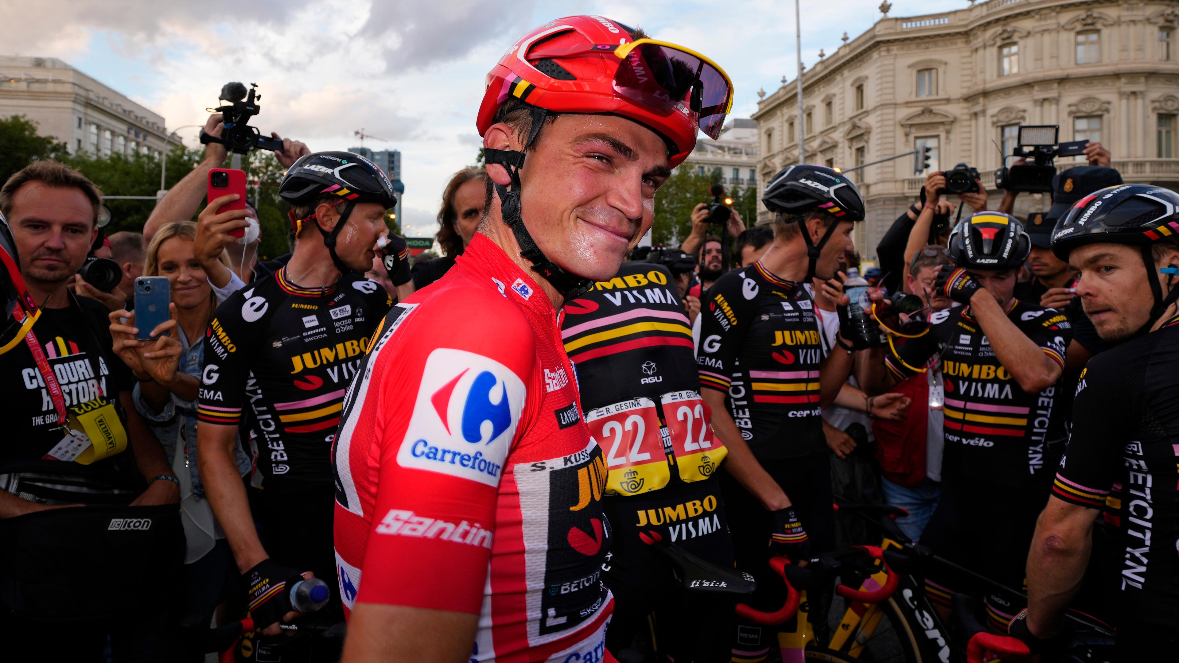 Sepp Kuss von Jumbo-Visma feiert seinen Sieg der Vuelta am 17.09.2023.