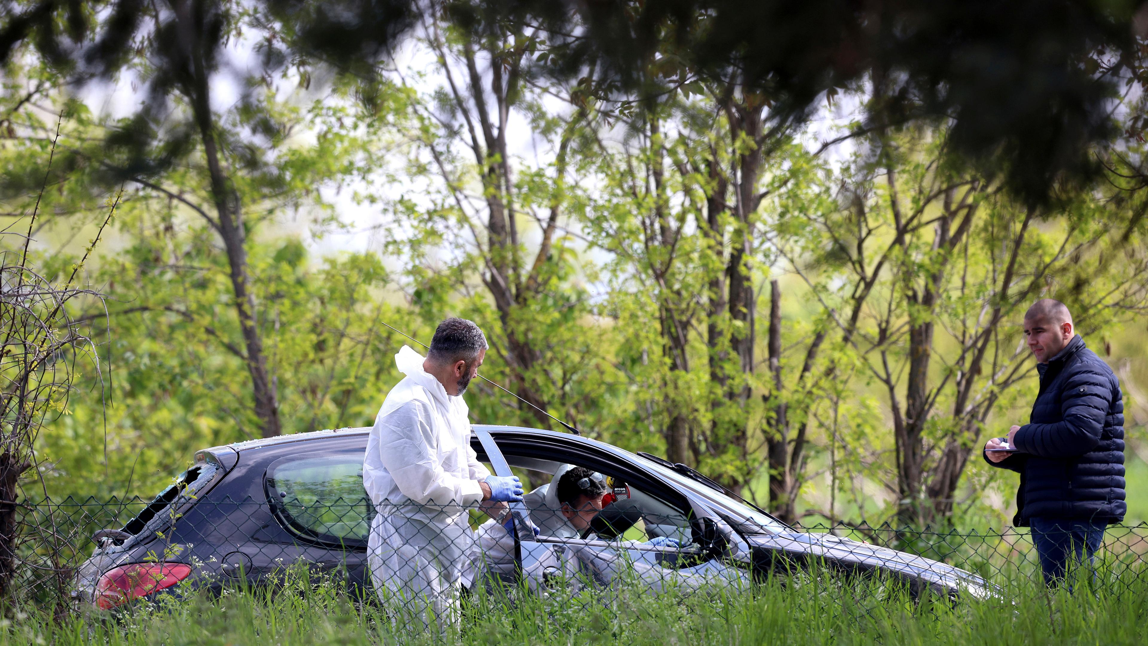 Forensiker sichern Spuren an einem Auto. Dubona, Serbien.