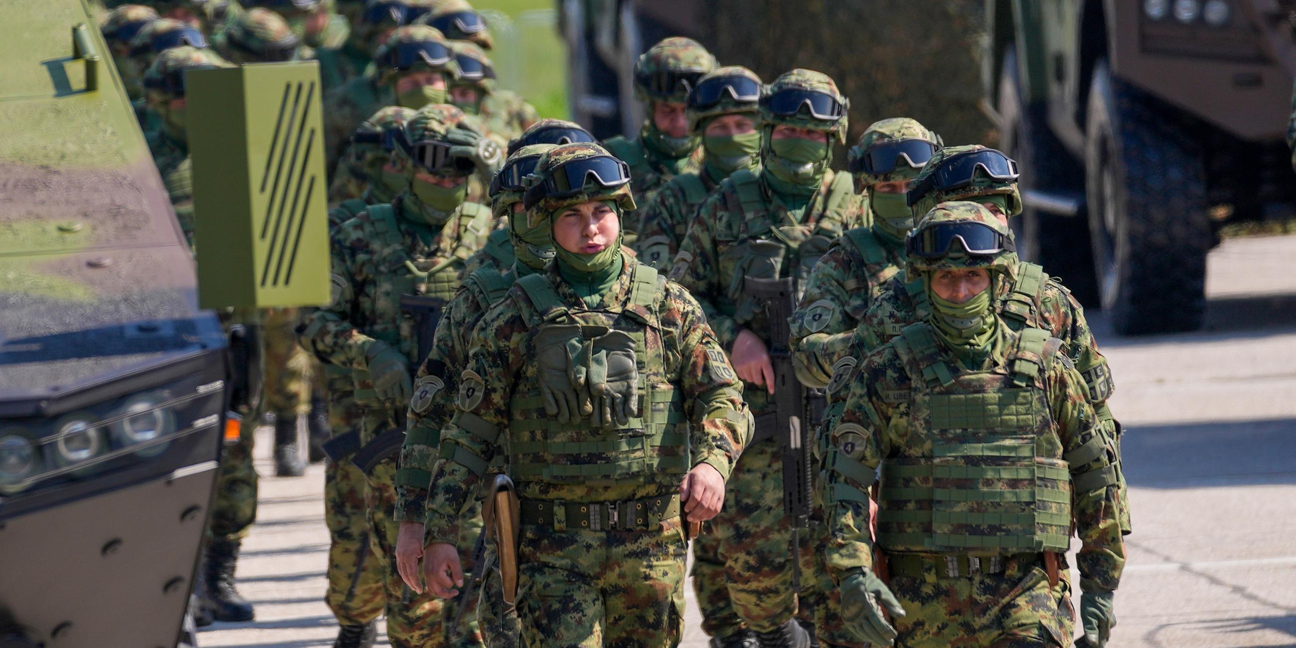 Soldaten der serbischen Armee während einer Militärübung in der Nähe von Belgrad (Apr. 2023)