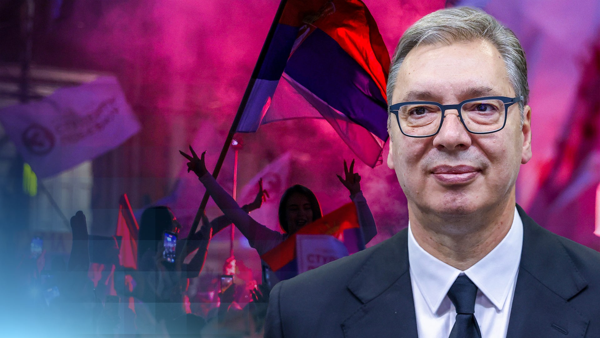 Ein Cut-Out von Aleksandar Vučić, dahinter Protestierende mit Pyrotechnik und Serbien-Flaggen. 
