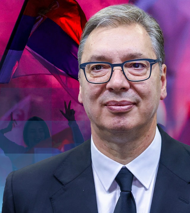 Ein Cut-Out von Aleksandar Vučić, dahinter Protestierende mit Pyrotechnik und Serbien-Flaggen. 